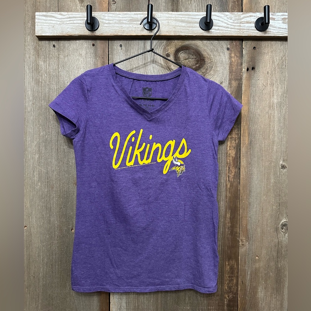 NFL Team Apparel V-Neck Graphic Vikings T-Shirt in Plum Heather Size XL 14 16
